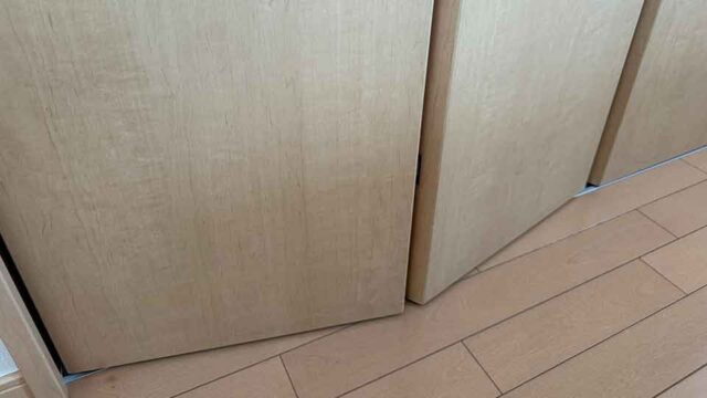 折り戸がちゃんと閉まらない！折り戸付近に変な部品が床に落ちている！こんな問題が発生した原因・対処方法