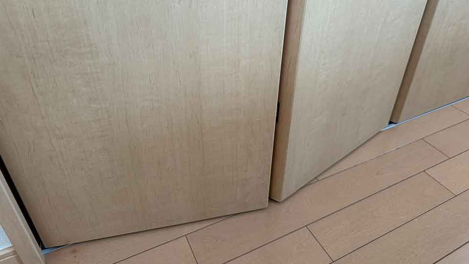 折り戸がちゃんと閉まらない!折り戸付近に変な部品が床に落ちている!こんな問題が発生した原因・対処方法